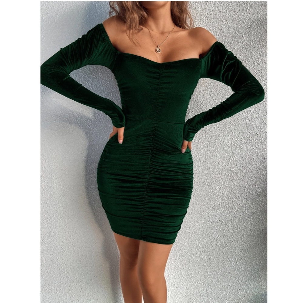 Dark Green Sweetheart Neck Ruched Velvet Mini Dress Long Sleeve - Picture 2 of 7